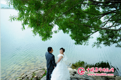 丽江集体婚礼拍照为新人留下美好瞬间